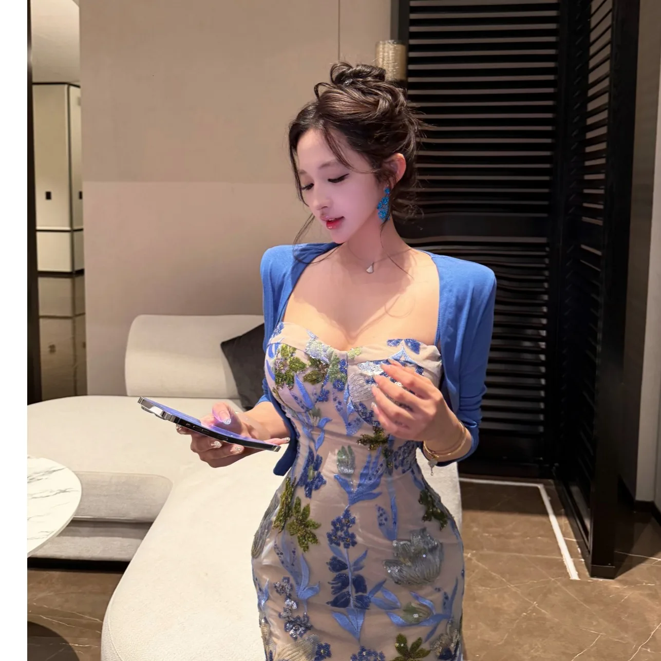 Fashionable Blue Lotus Floral Print Wrap Dress Sexy Strap Design Luxury Short Skirt Women's Summer Outfit Casual Chic Style
Fashionable Blue Lotus Floral Print Wrap Dress Sexy Strap Design Luxury Short Skirt Women's Summer Outfit Casual Chic Style