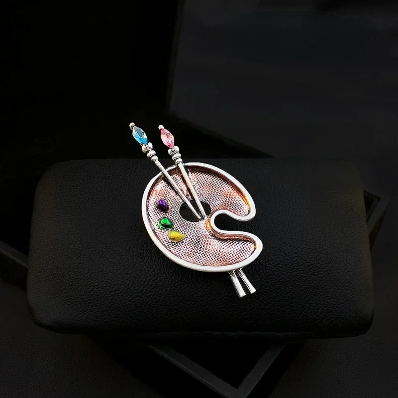 Chic Retro Palette Brooch Men Women Art Students Luxury Suit Corsage Clothes Accessories Rhinestone Jewelry Pins Gifts 1222
Chic Retro Palette Brooch Men Women Art Students Luxury Suit Corsage Clothes Accessories Rhinestone Jewelry Pins Gifts 1222