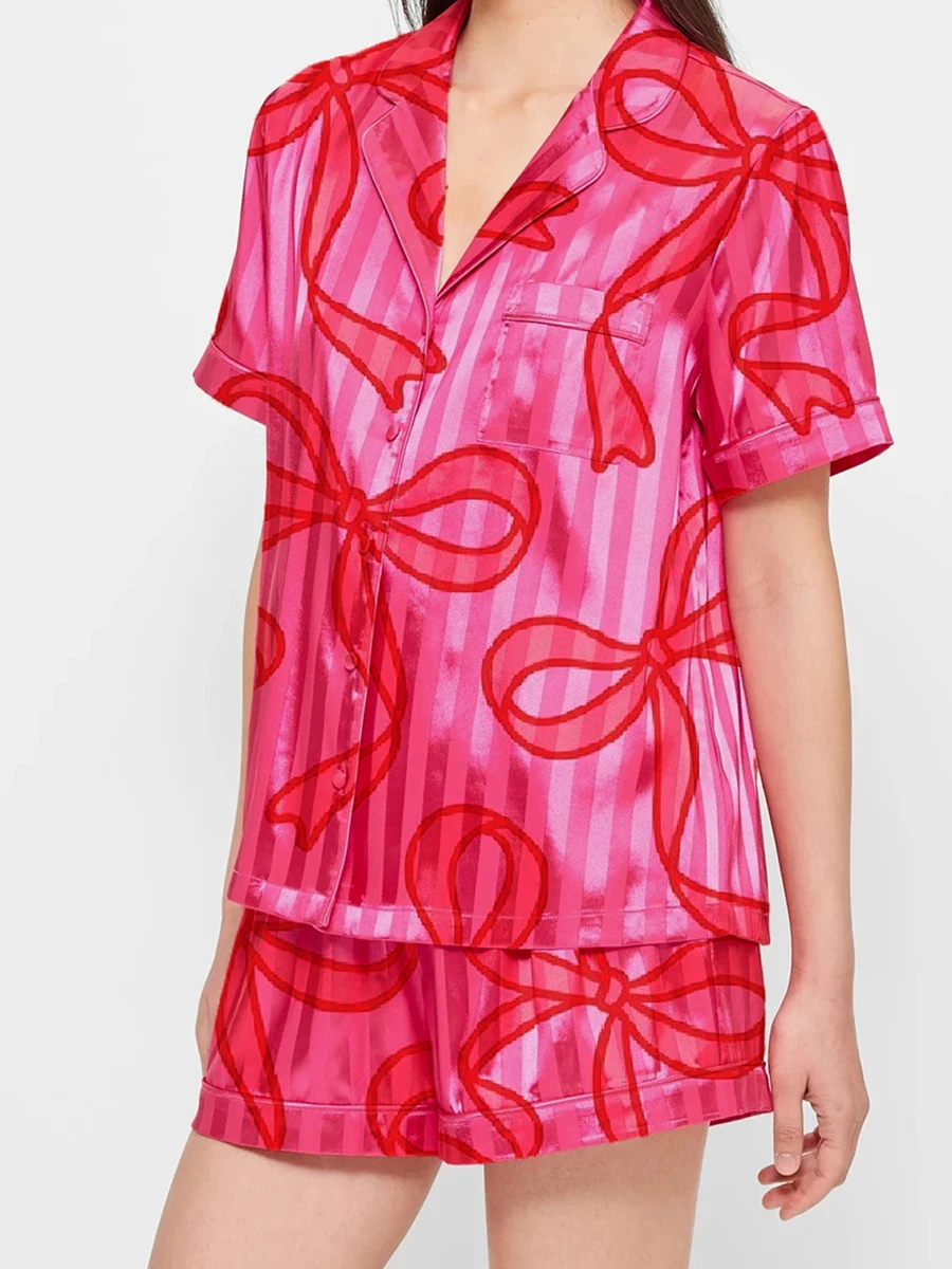 Women s Cute Heart Print Pajama Set with Bow Detail Short Sleeve Button-up Top and Shorts Comfortable 2-Piece Loungewear Set
Women s Cute Heart Print Pajama Set with Bow Detail Short Sleeve Button-up Top and Shorts Comfortable 2-Piece Loungewear Set