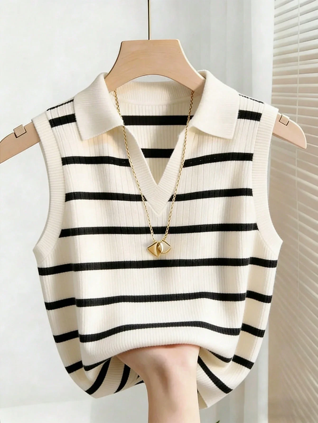 Women's Casual Knitted Collared Striped Sleeveless Tank Top
Women's Casual Knitted Collared Striped Sleeveless Tank Top