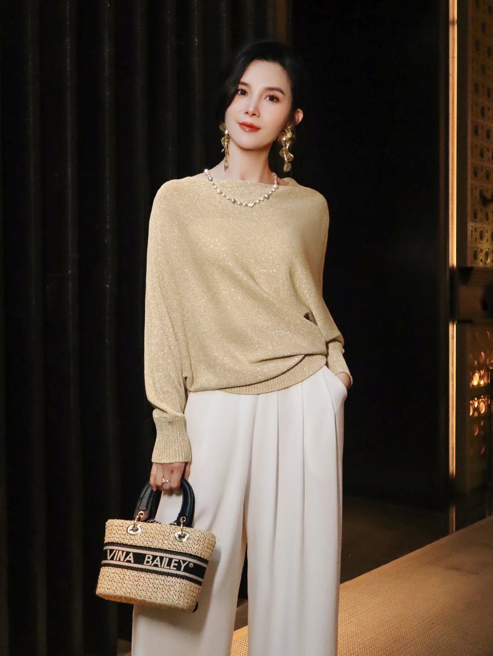 Вязаный топ цвета хаки с золотистыми и серебристыми нитями, свободного кроя, на одно плечо, с рукавом «летучая мышь», с открытым плечом, можно носить двумя способами
Вязаный топ цвета хаки с золотистыми и серебристыми нитями, свободного кроя, на одно плечо, с рукавом «летучая мышь», с открытым плечом, можно носить двумя способами