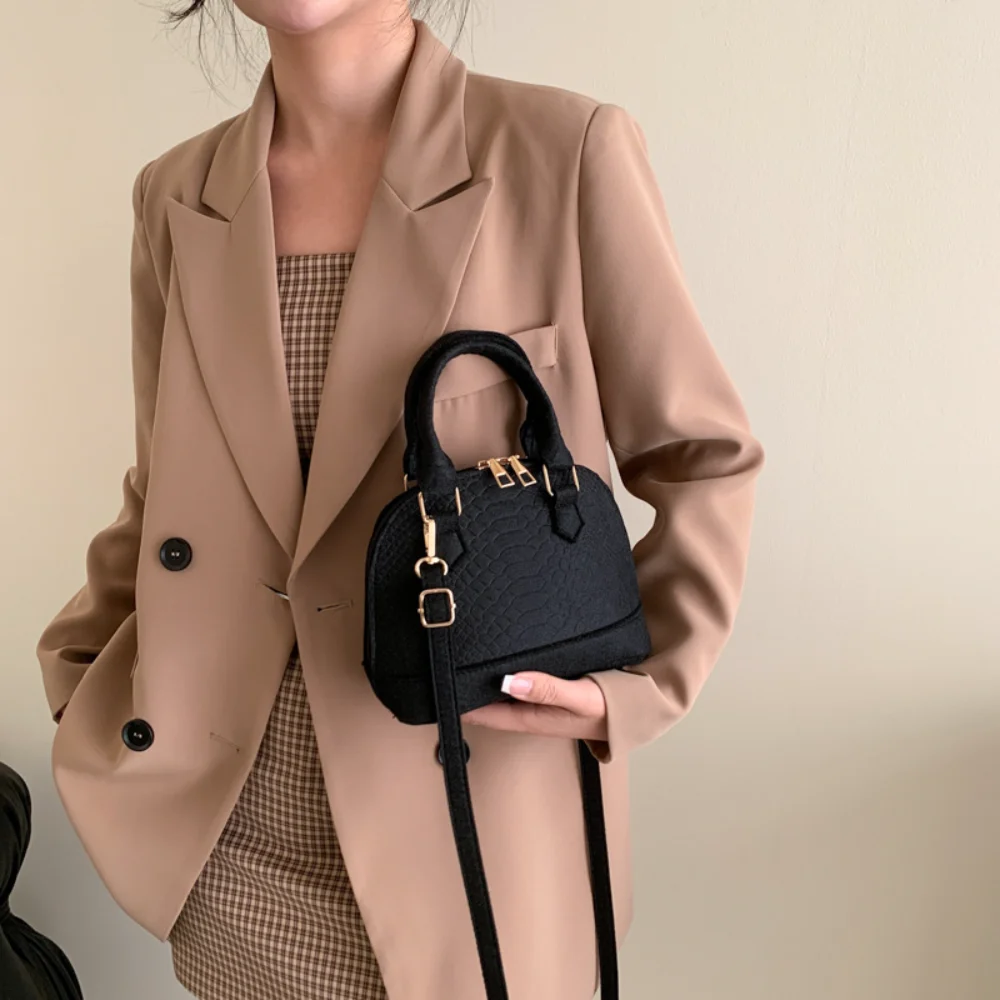 New Solid Felt Vintage Women's Bag Crocodile Pattern Shell Shape Handbag Casual Shoulder Crossbody Bag Trendy Lady Commuter Bag 
New Solid Felt Vintage Women's Bag Crocodile Pattern Shell Shape Handbag Casual Shoulder Crossbody Bag Trendy Lady Commuter Bag