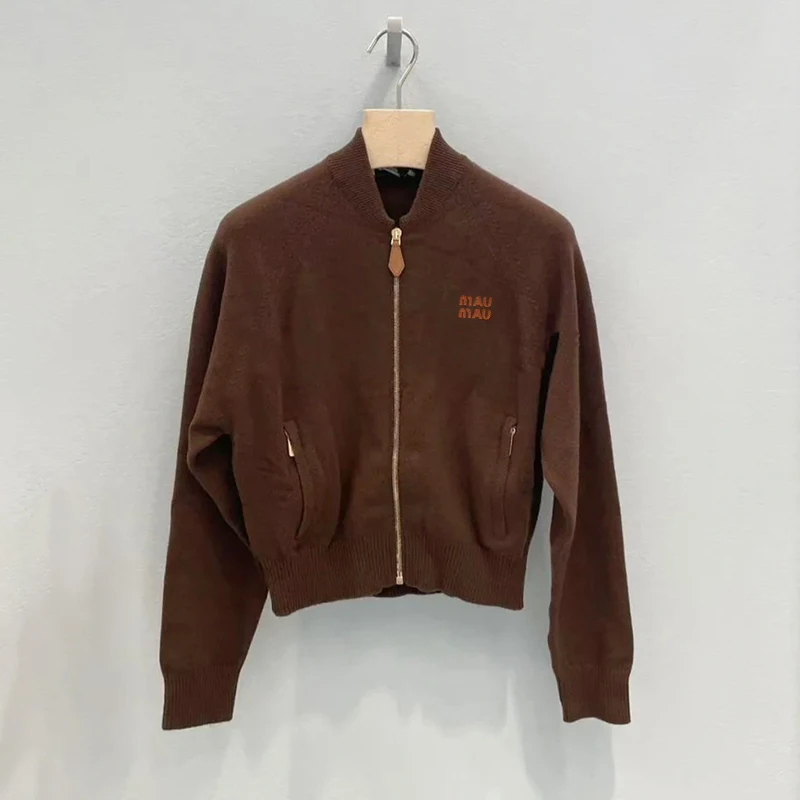 Высококачественный женский вязаный открытый кардиган, свободный крой, воротник на молнии, топ для похудения кофейного цвета, корейский Sle Ci Walk Faion
Высококачественный женский вязаный открытый кардиган, свободный крой, воротник на молнии, топ для похудения кофейного цвета, корейский Sle Ci Walk Faion