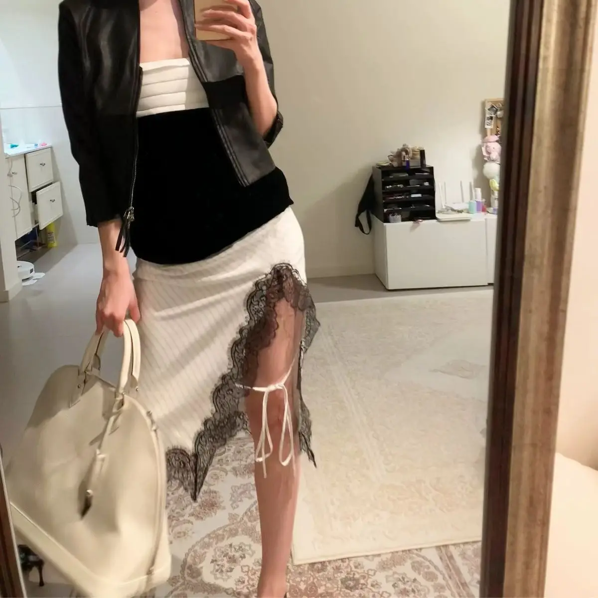 Black and White Striped Lace Stitching Lap-up Knee Skirt Sexy Simple Dating Skirt
Black and White Striped Lace Stitching Lap-up Knee Skirt Sexy Simple Dating Skirt