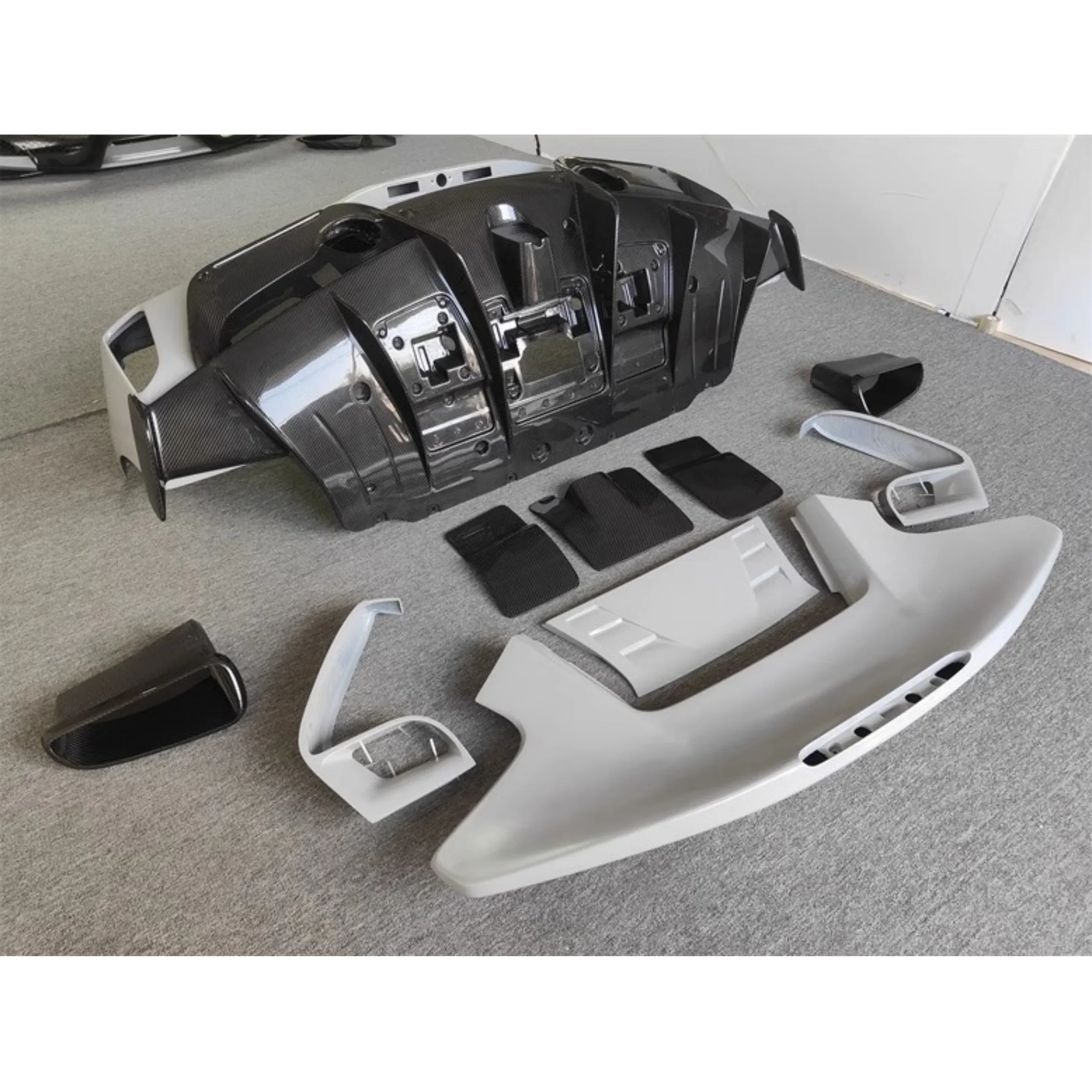 Half carbon fiber Rear bumper Assembly for Ferrari 488 modified Rear surround Tail wing Rear wind vent Car Accessories
Half carbon fiber Rear bumper Assembly for Ferrari 488 modified Rear surround Tail wing Rear wind vent Car Accessories