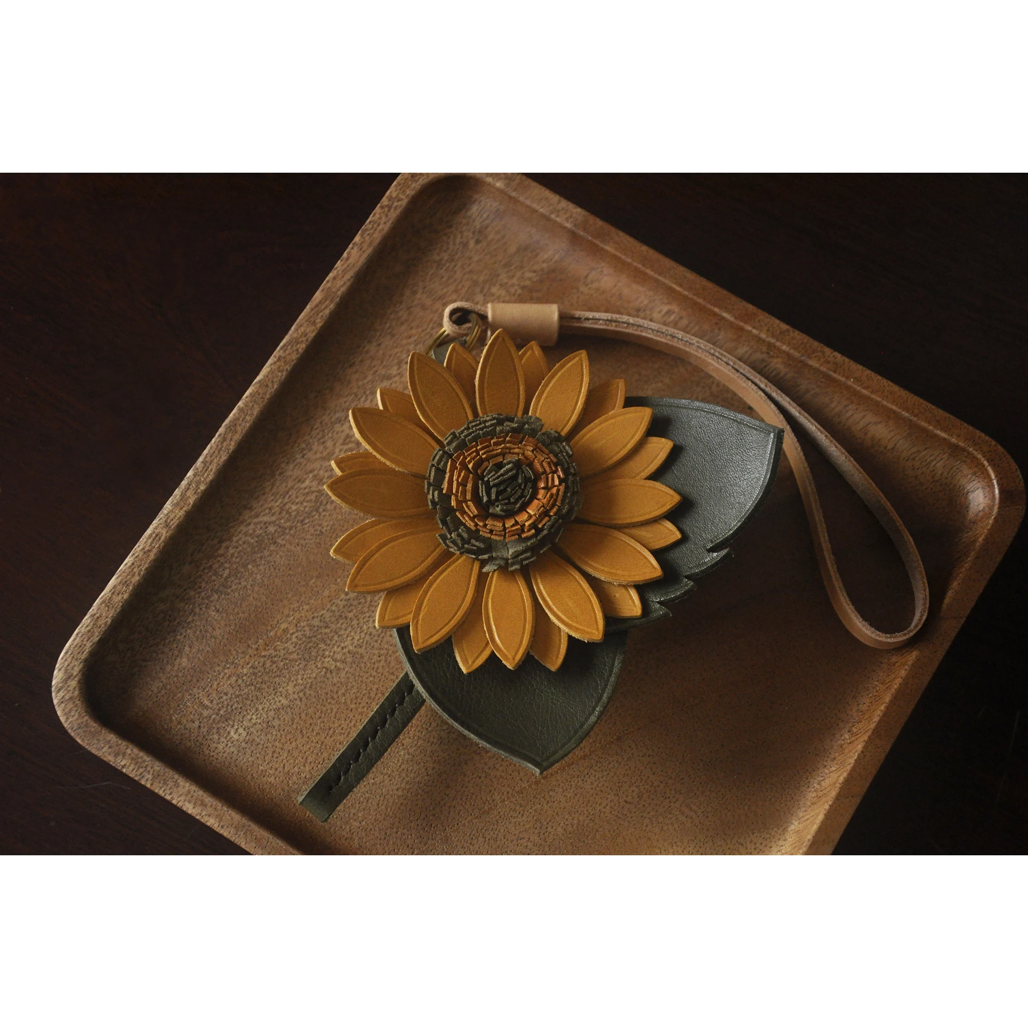 Leather vegetable tanned sunflower simple creative versatile three-dimensional flower pure handmade cowhide bag hanging key ring
Leather vegetable tanned sunflower simple creative versatile three-dimensional flower pure handmade cowhide bag hanging key ring