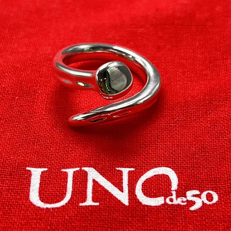 2023 unode 50 испанский модный простой элегантный женский кольцо романтические праздничные ювелирные изделия Подарочная сумка с
2023 unode 50 испанский модный простой элегантный женский кольцо романтические праздничные ювелирные изделия Подарочная сумка с