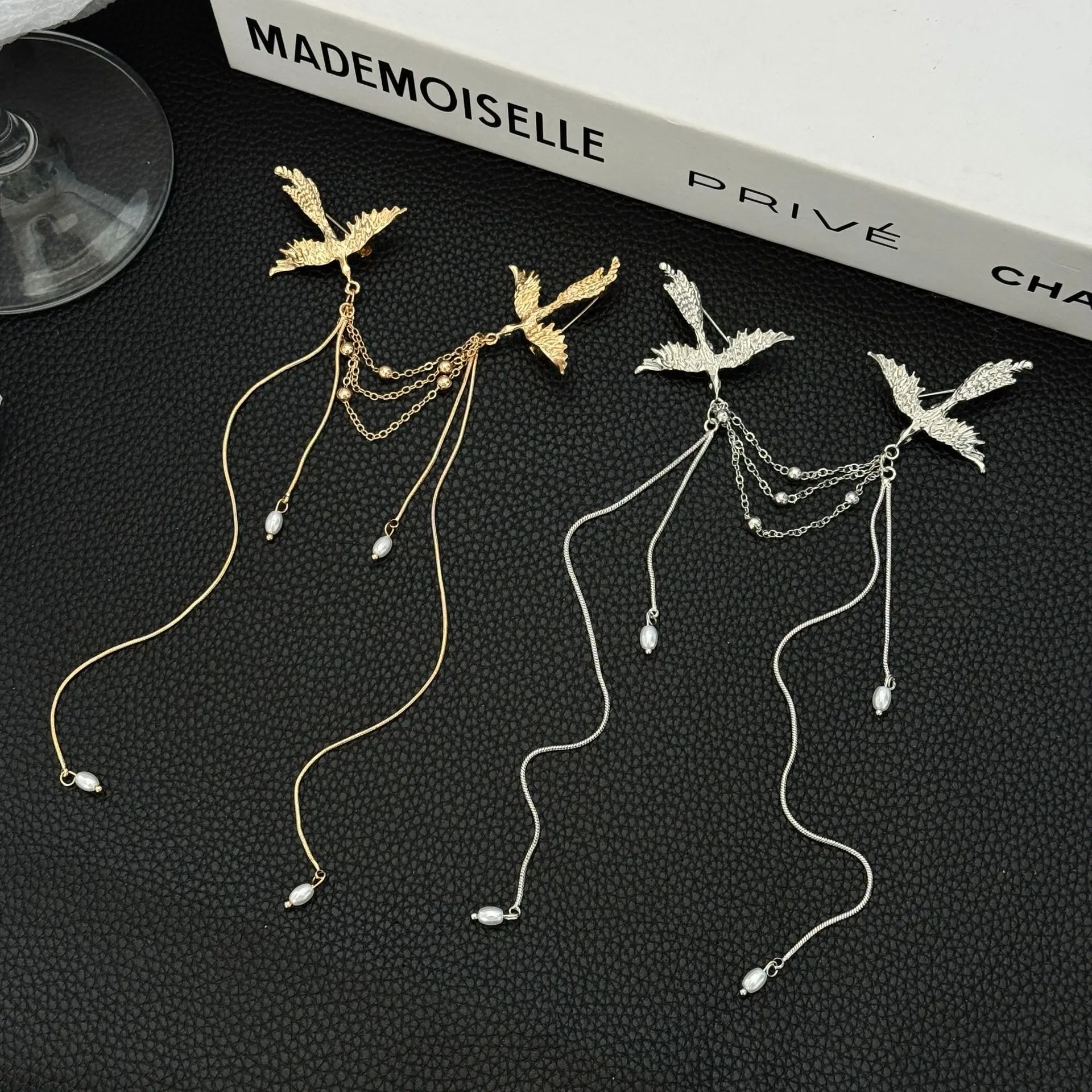 Chinese Style Phoenix Pearl Tassel Brooch New Chinese Elegant Lapel Pin Luxury Fashion Coat Dress Brooch Accessories
Chinese Style Phoenix Pearl Tassel Brooch New Chinese Elegant Lapel Pin Luxury Fashion Coat Dress Brooch Accessories