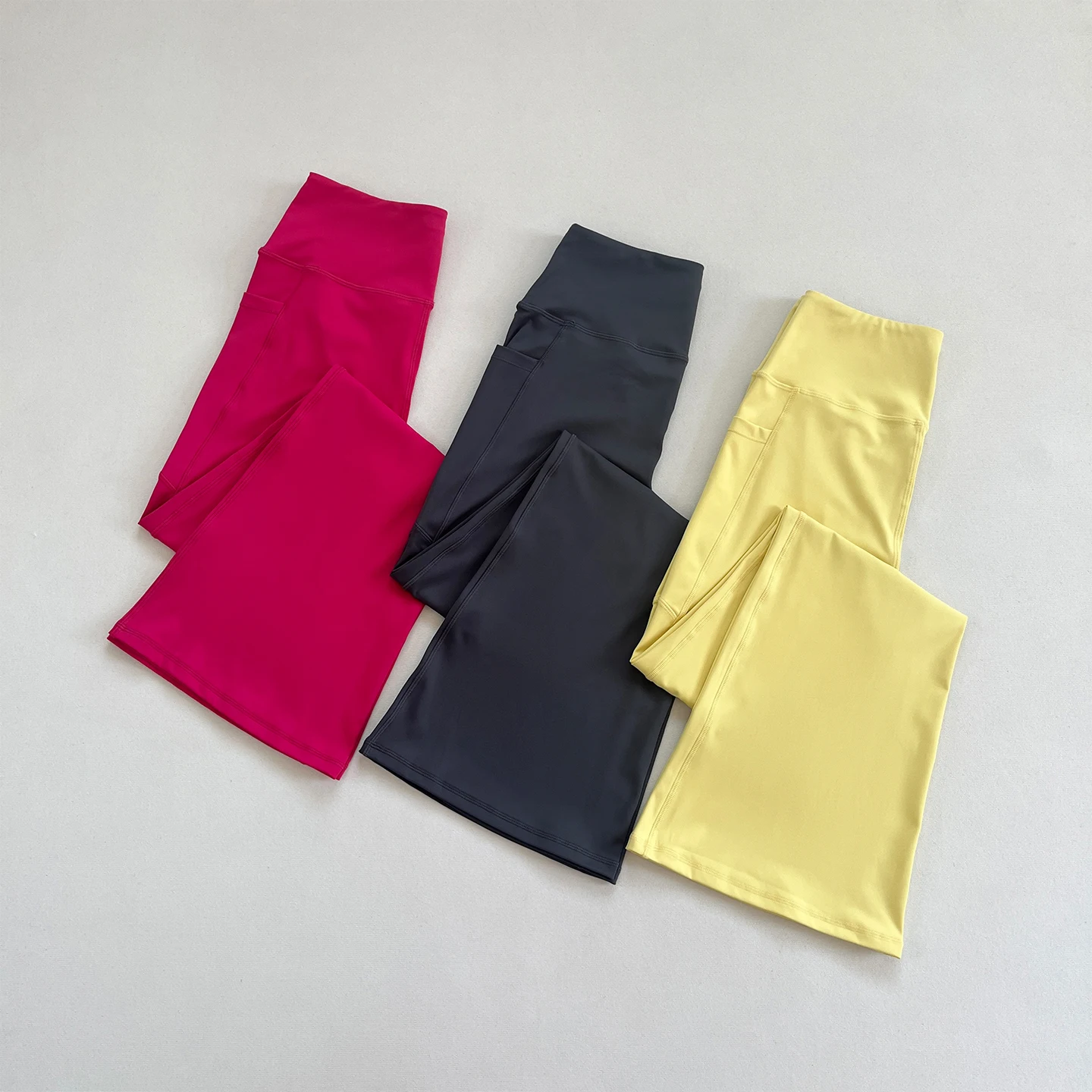 High - waisted women's flared yoga pants with side pockets, high elasticity, suitable for fitness, workouts and sports
High - waisted women's flared yoga pants with side pockets, high elasticity, suitable for fitness, workouts and sports