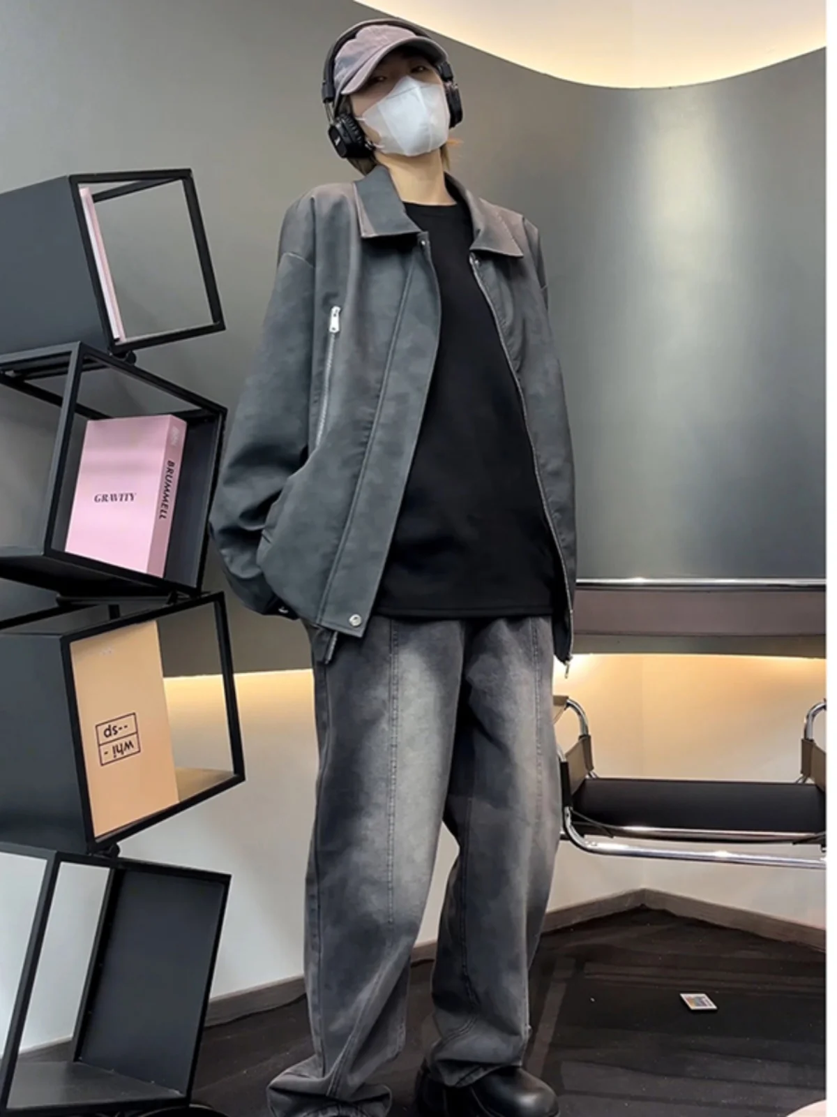 Мужская кожаная куртка в стиле ретро в американском стиле, весенне-осенняя мотоциклетная одежда для пилота с мягкой подкладкой и двойной молнией
Мужская кожаная куртка в стиле ретро в американском стиле, весенне-осенняя мотоциклетная одежда для пилота с мягкой подкладкой и двойной молнией