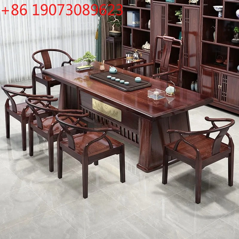 Комбинация офисного стола и стула
Комбинация офисного стола и стула