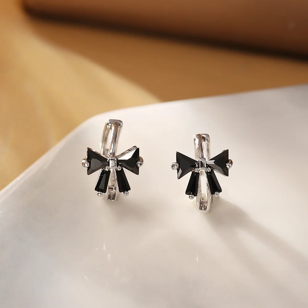 Fashionable and exquisite mini black bow earrings, niche design, high-end zircon earrings, temperament and versatile earrings
Fashionable and exquisite mini black bow earrings, niche design, high-end zircon earrings, temperament and versatile earrings