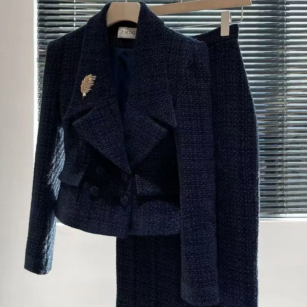 Весенне-осенний новый модный твидовый комплект, элегантный офисный деловой костюм из 2 предметов, женский двубортный пиджак с вырезом на воротнике + юбка-миди
Весенне-осенний новый модный твидовый комплект, элегантный офисный деловой костюм из 2 предметов, женский двубортный пиджак с вырезом на воротнике + юбка-миди