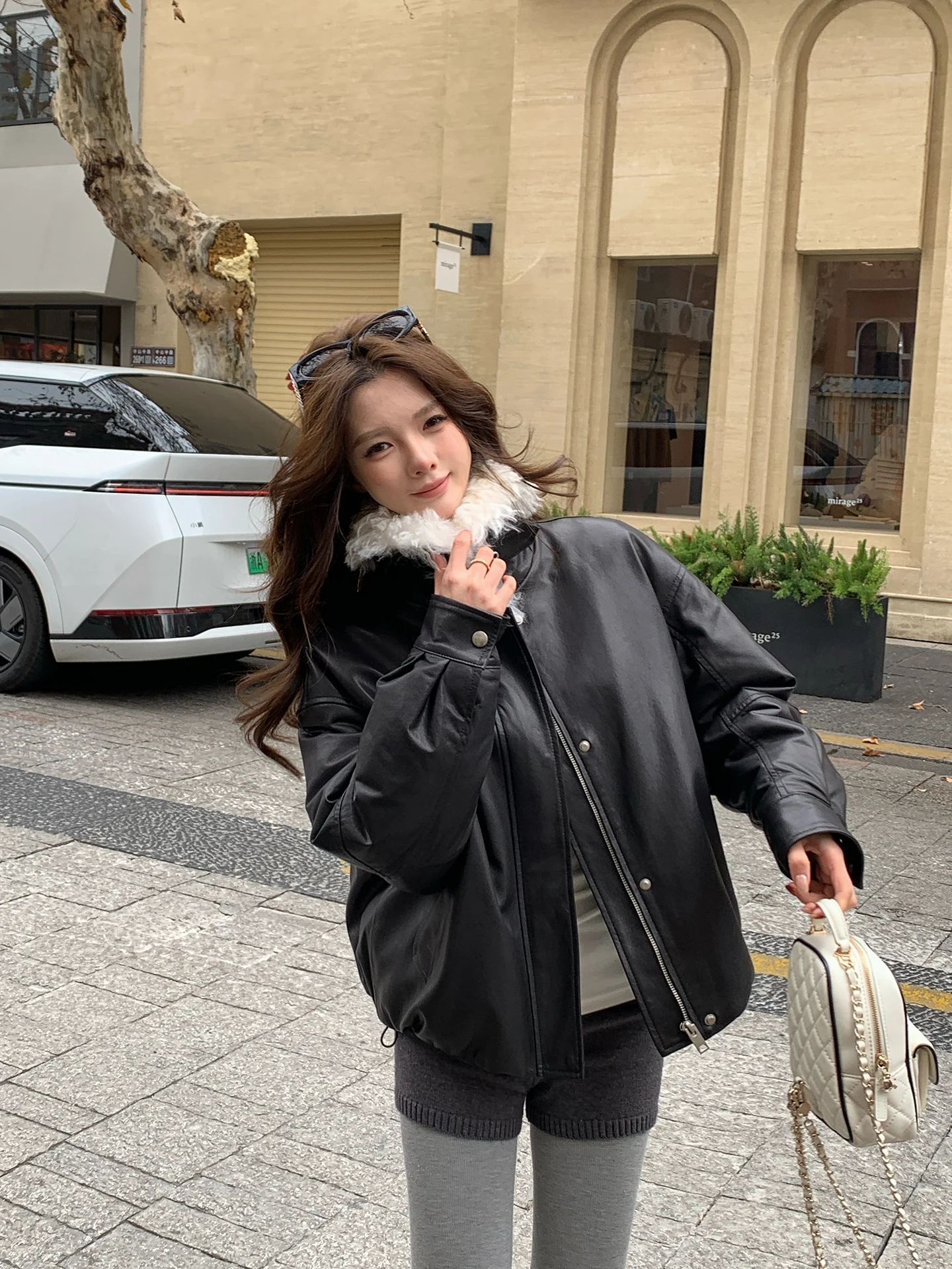 Женское кожаное пальто из овчины с меховым воротником, утепленное, повседневное, с завязками, на молнии
Женское кожаное пальто из овчины с меховым воротником, утепленное, повседневное, с завязками, на молнии