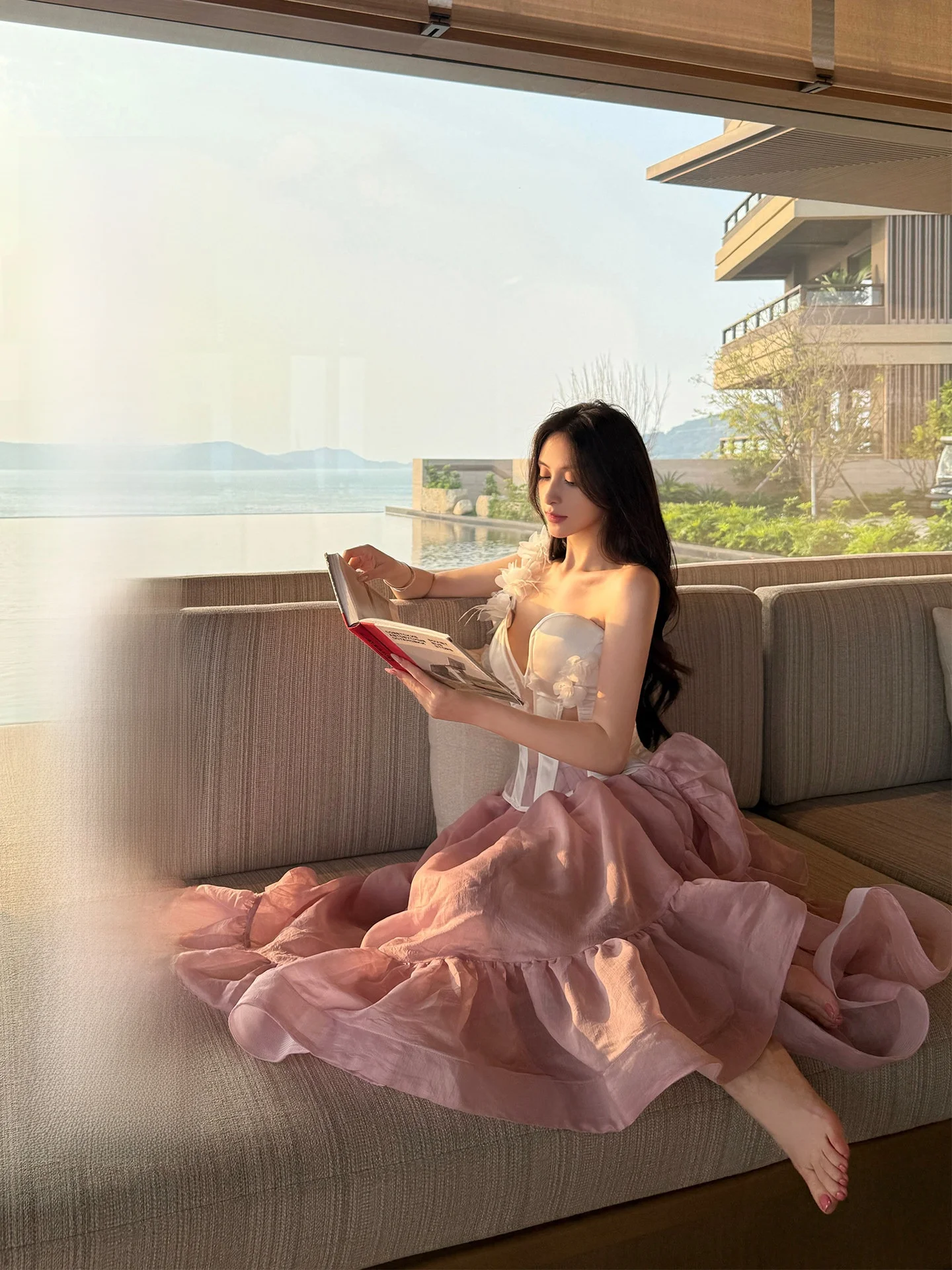Pink Petal Fluffy Skirt And White Flower Tube Top Two-Piece Set Spring Fashion Women's Clothing Half-length Skirt Ensemble
Pink Petal Fluffy Skirt And White Flower Tube Top Two-Piece Set Spring Fashion Women's Clothing Half-length Skirt Ensemble