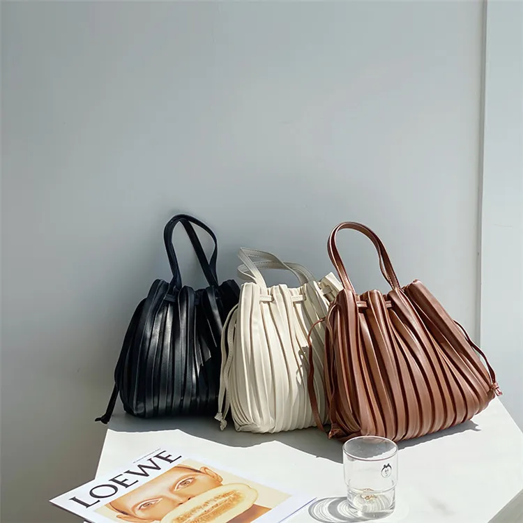 Fashion Pleated Striped Shoulder Bags For Women Casual PU Leather Tote Handbags Female Retro Drawstring Crossbody Bucket Bag
Fashion Pleated Striped Shoulder Bags For Women Casual PU Leather Tote Handbags Female Retro Drawstring Crossbody Bucket Bag