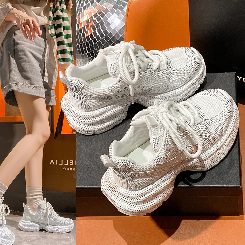Женские блестящие кроссовки, массивные кроссовки, модная повседневная роскошная обувь, дизайнерские дышащие кроссовки на платформе с увеличенной высотой
Женские блестящие кроссовки, массивные кроссовки, модная повседневная роскошная обувь, дизайнерские дышащие кроссовки на платформе с увеличенной высотой