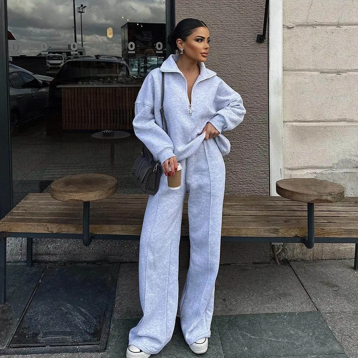 Модный повседневный женский комплект из двух предметов: худи и брюки в уличном стиле, свободный крой, осенне-зимний наряд с открытым передом
Модный повседневный женский комплект из двух предметов: худи и брюки в уличном стиле, свободный крой, осенне-зимний наряд с открытым передом