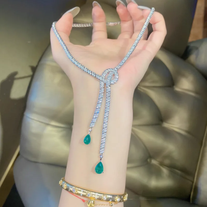 Роскошное ожерелье BELLUX с бриллиантами и зеленым кулоном в форме капли, элегантное колье-чокер с кисточками для женщин, для вечеринок и свадеб
Роскошное ожерелье BELLUX с бриллиантами и зеленым кулоном в форме капли, элегантное колье-чокер с кисточками для женщин, для вечеринок и свадеб