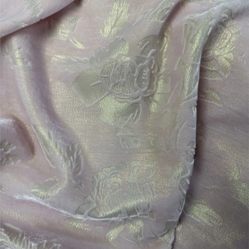 This high-end custom-made new Chinese-style coat and cheongsam fabric is made of pink silk velvet woven gold floral fleece
This high-end custom-made new Chinese-style coat and cheongsam fabric is made of pink silk velvet woven gold floral fleece