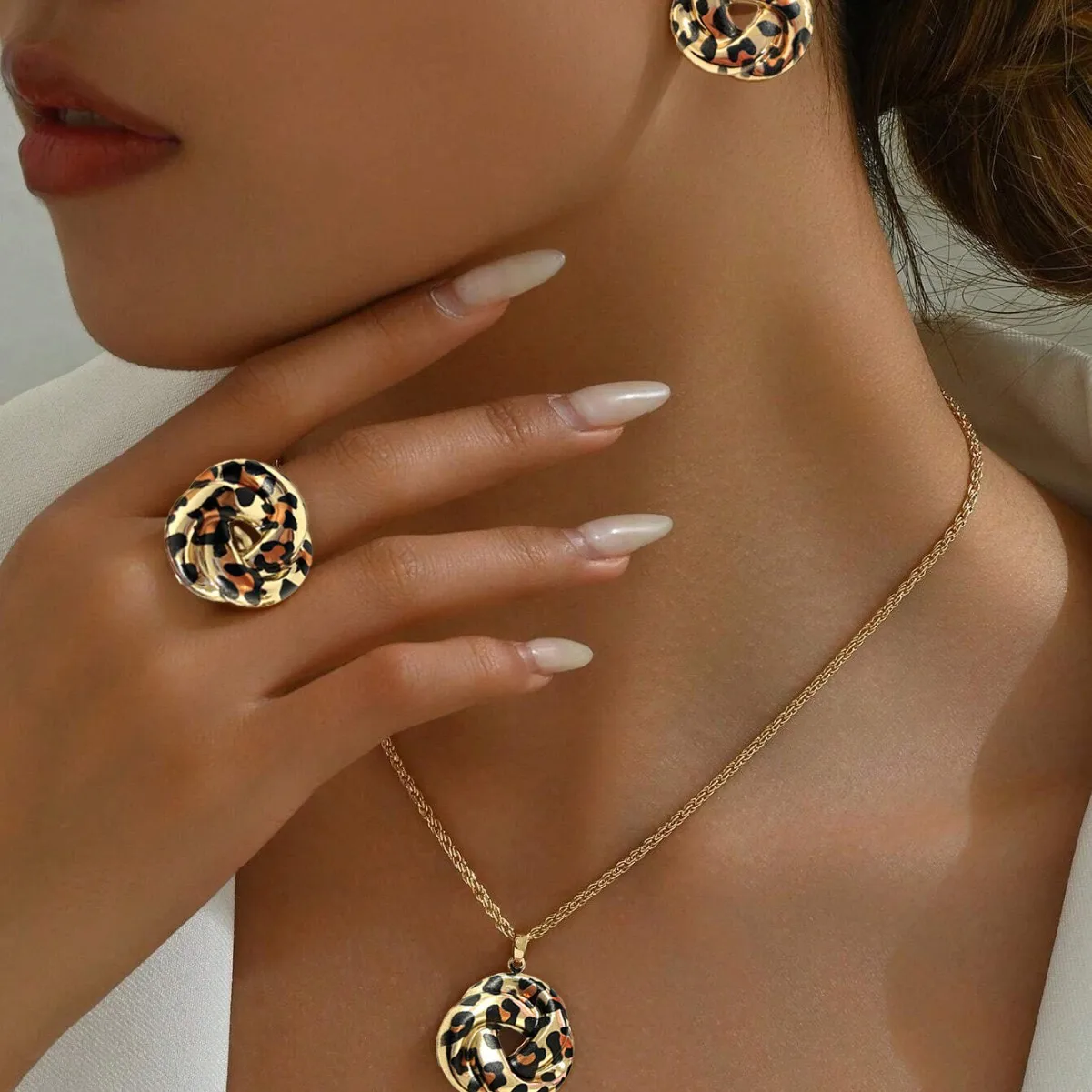 Simple and stylish knotted earrings irregular leopard print ring pendant necklace set
Simple and stylish knotted earrings irregular leopard print ring pendant necklace set