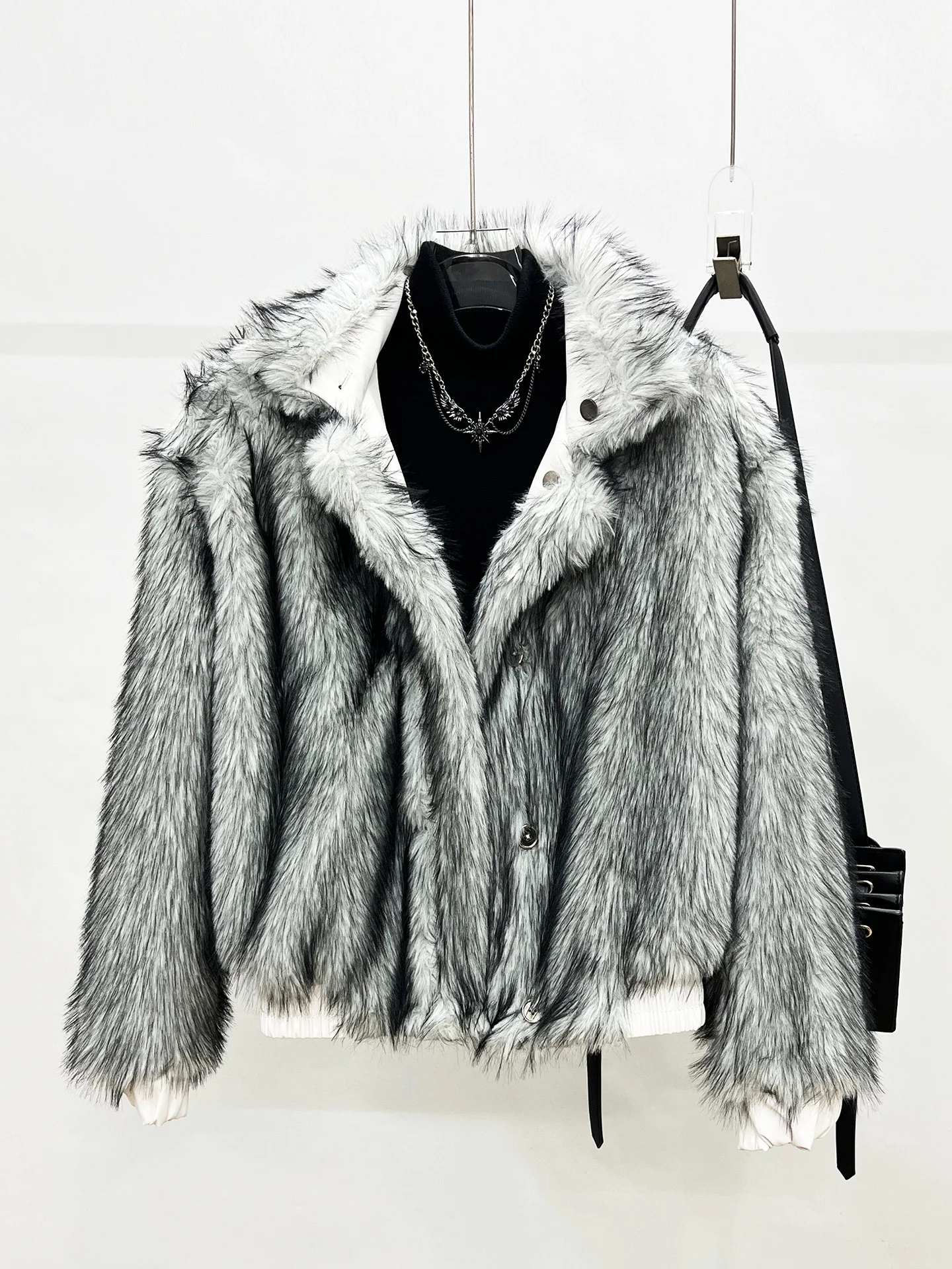 Autumn Winter New Sle Double-Sided Wear Heavy-Work Cotton Jaet with Large Fur Collar Mountain Eagle Design Warmth Clothing
Autumn Winter New Sle Double-Sided Wear Heavy-Work Cotton Jaet with Large Fur Collar Mountain Eagle Design Warmth Clothing
