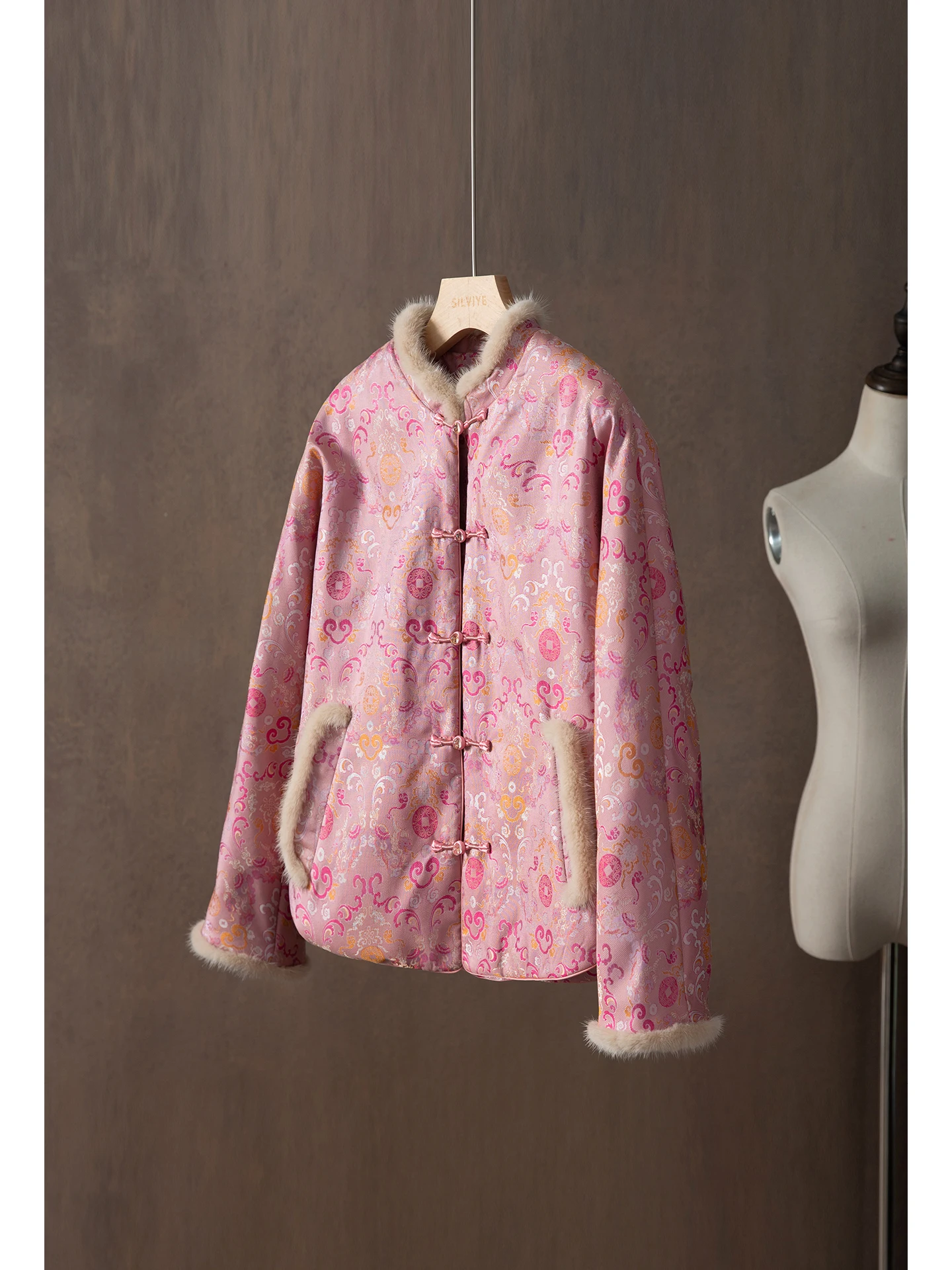 Китайская шелковая хлопковая куртка SONG JIN с наполнителем из шелкового волокна, двусторонняя, для повседневной носки
Китайская шелковая хлопковая куртка SONG JIN с наполнителем из шелкового волокна, двусторонняя, для повседневной носки