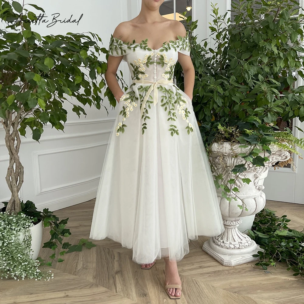 Arietta Floral Ivory Tulle Midi Prom Dresses 2023 Off the Shoulder Appliques Tea-Length A-Line Wedding Party Gowns with Pockets
Arietta Floral Ivory Tulle Midi Prom Dresses 2023 Off the Shoulder Appliques Tea-Length A-Line Wedding Party Gowns with Pockets