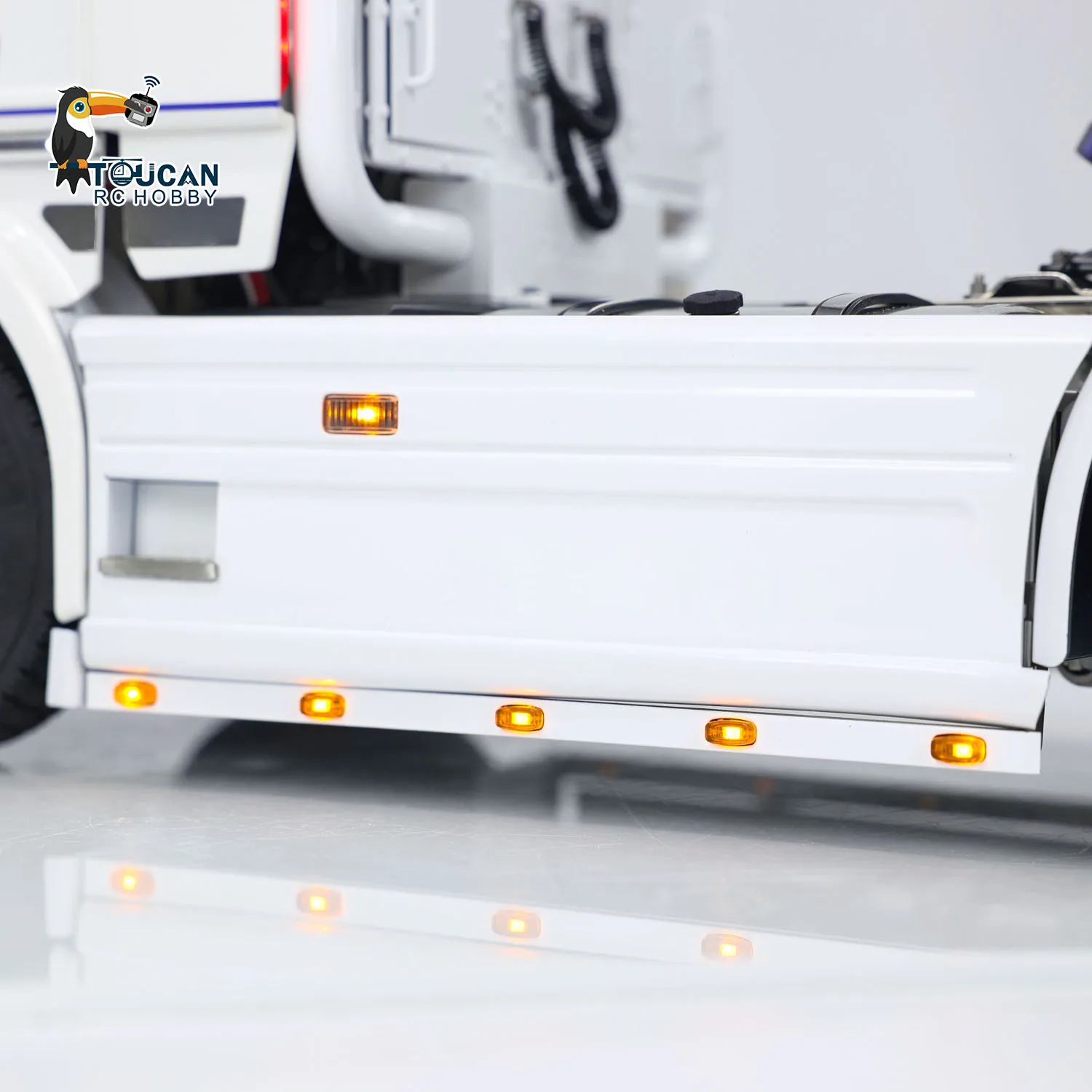 Toys 1/14 RTR Metal Chassis RC Tractor Truck R730 4x4 Transport Vehicle Smoke 3-speed DIY TOUCAN Painted Car Light Sound Model
Toys 1/14 RTR Metal Chassis RC Tractor Truck R730 4x4 Transport Vehicle Smoke 3-speed DIY TOUCAN Painted Car Light Sound Model