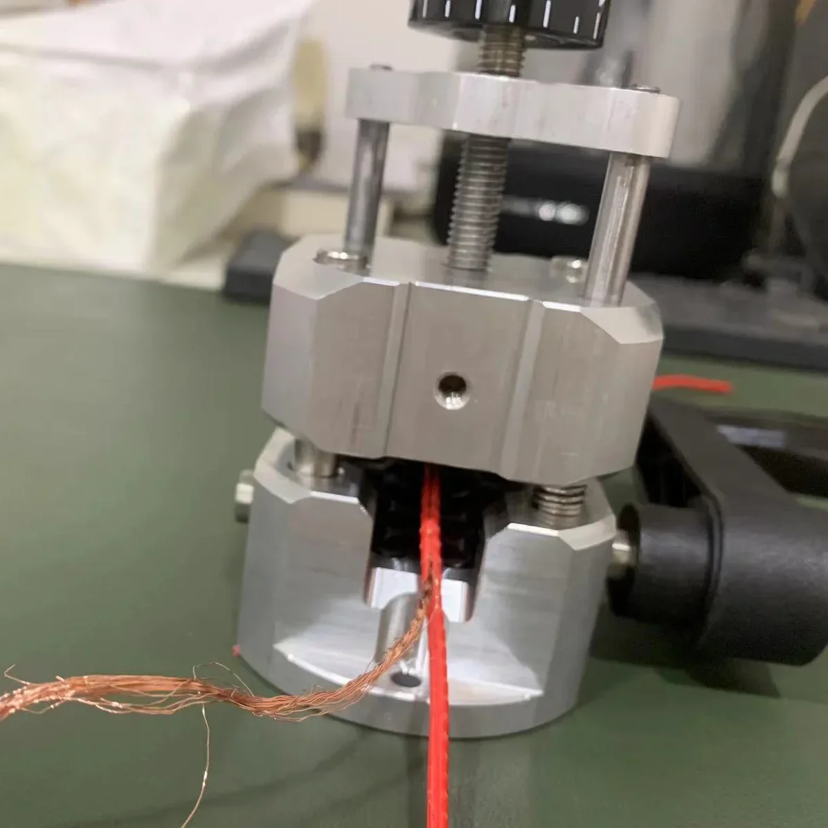 Manual wire stripping machine scrap wire stripping tool household hand crank drilling and stripping machine
Manual wire stripping machine scrap wire stripping tool household hand crank drilling and stripping machine