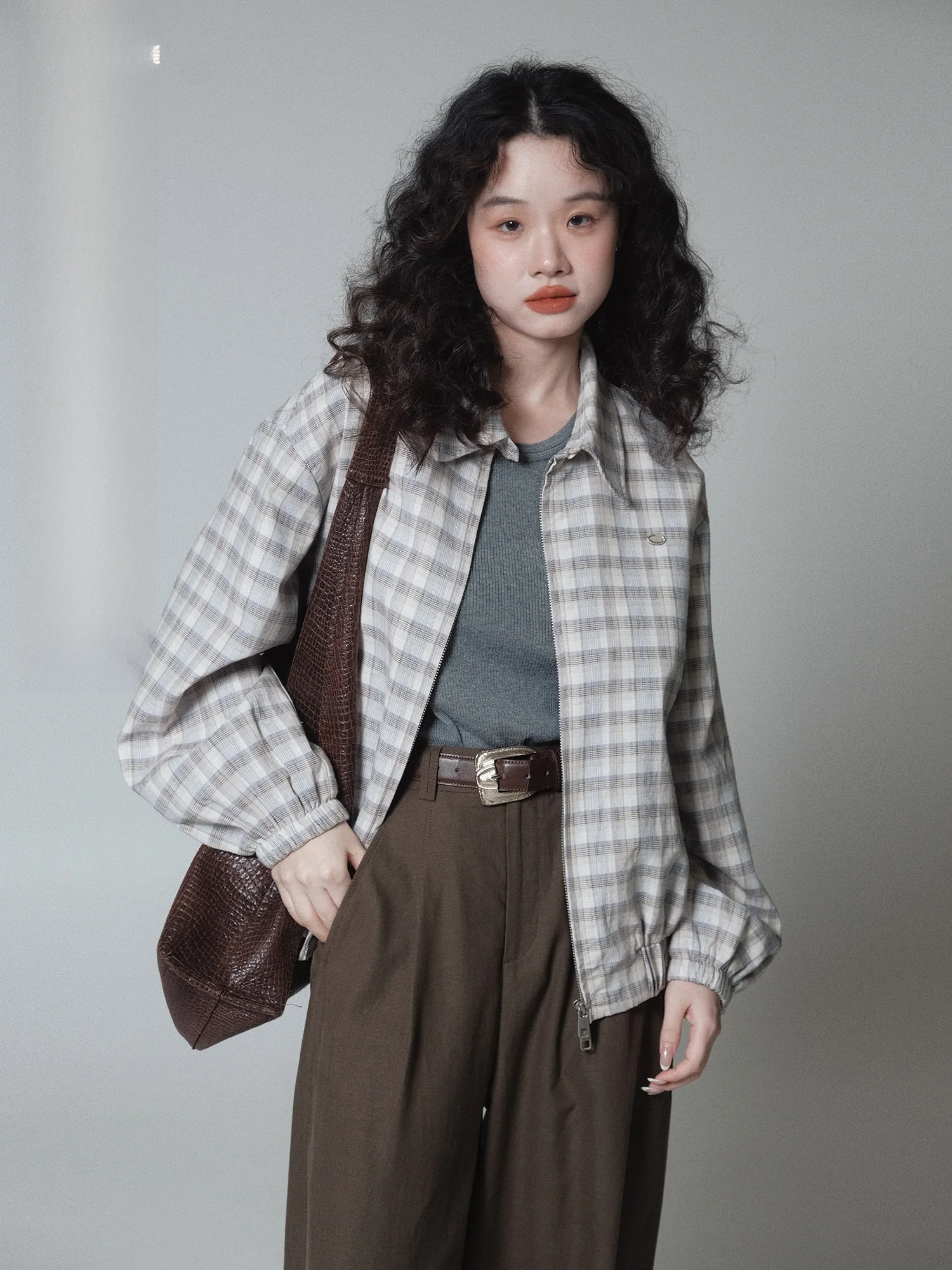 Винтажная клетчатая куртка Ivy Yang на молнии, повседневная, свободного кроя, женская, весенняя новинка, с длинными рукавами, хлопковая, с воротником-рубашкой, верхняя одежда
Винтажная клетчатая куртка Ivy Yang на молнии, повседневная, свободного кроя, женская, весенняя новинка, с длинными рукавами, хлопковая, с воротником-рубашкой, верхняя одежда