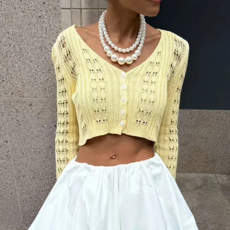 2025 Spring Summer Solid Knit Hollow Out Slim Casual Cardigan Women V Neck Flare Sleeve Single Breasted Street Elegant Crop Top
2025 Spring Summer Solid Knit Hollow Out Slim Casual Cardigan Women V Neck Flare Sleeve Single Breasted Street Elegant Crop Top