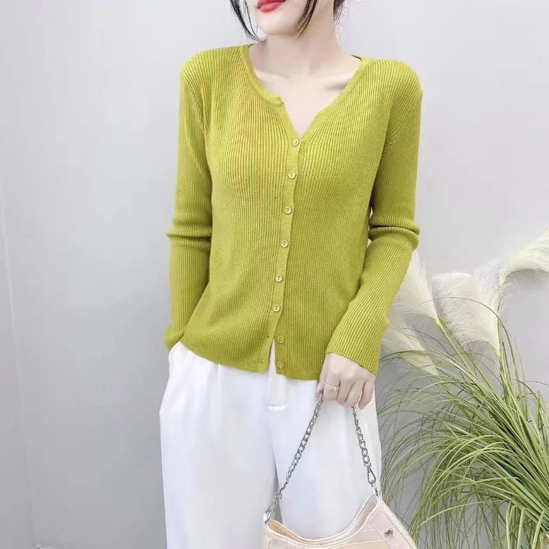 Simple Solid Color Long-sleeved Knitted Cardigan Women's 2025 Spring Summer New Slim-fitting Thin Inner Wear V-neck Top
Simple Solid Color Long-sleeved Knitted Cardigan Women's 2025 Spring Summer New Slim-fitting Thin Inner Wear V-neck Top