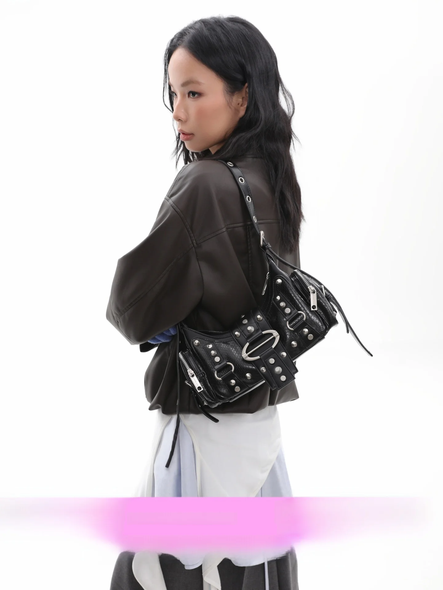 Новая оригинальная черная змеиная кожа с узором и заклепками, пикантная мотоциклетная сумка на одно плечо, сумка для подмышек, модная трендовая сумка из искусственной кожи
Новая оригинальная черная змеиная кожа с узором и заклепками, пикантная мотоциклетная сумка на одно плечо, сумка для подмышек, модная трендовая сумка из искусственной кожи