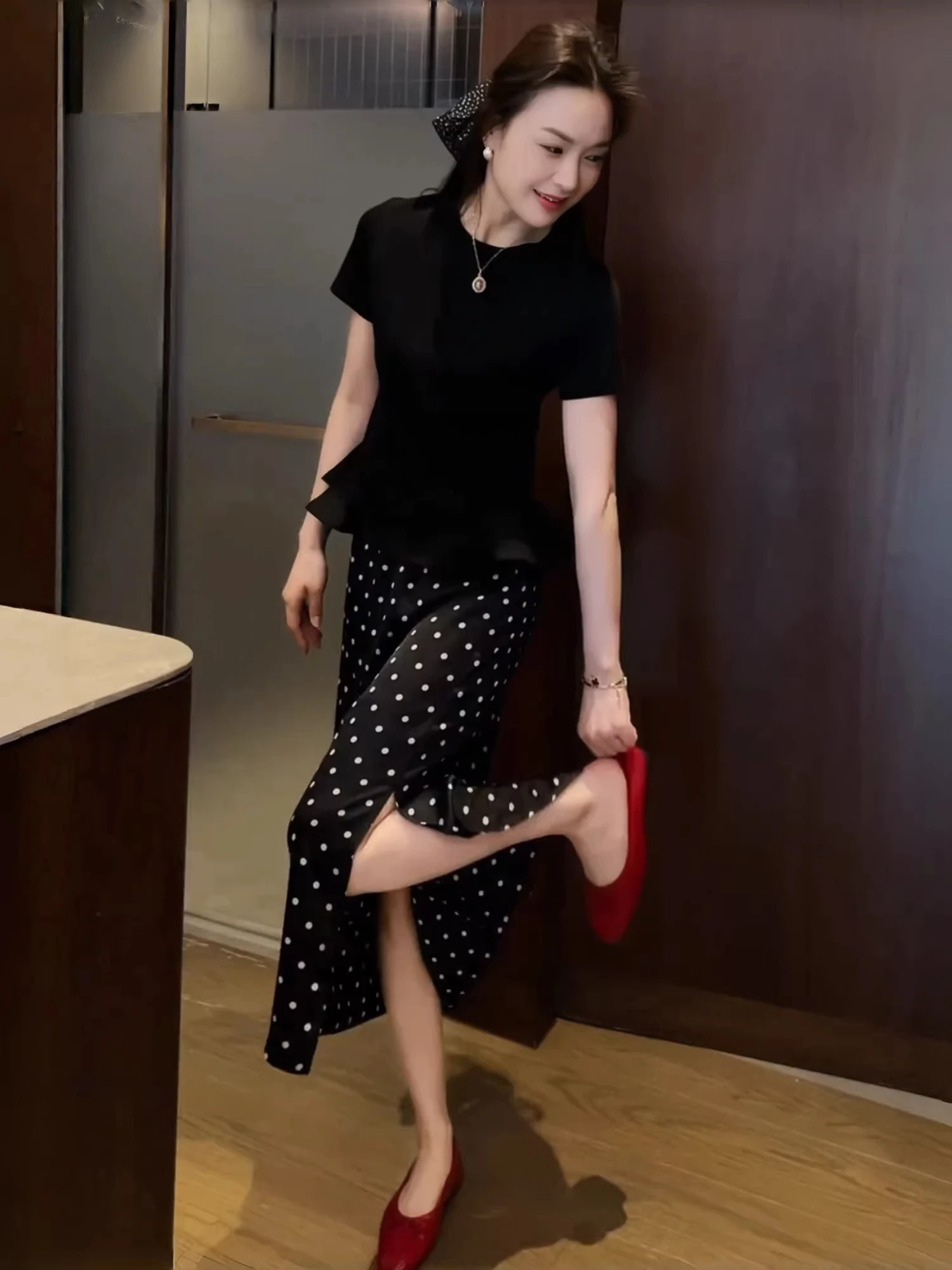 Fashionable Korean Style Summer Outfit Short Sleeve T-Shirt And Polka Dot Skirt Set Casual High Waist Midi Skirt for Women
Fashionable Korean Style Summer Outfit Short Sleeve T-Shirt And Polka Dot Skirt Set Casual High Waist Midi Skirt for Women