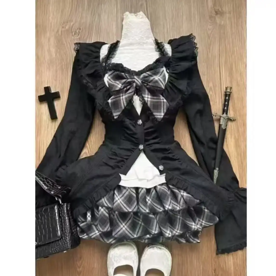 Милый стиль в японском стиле ретро, серо-белая клетчатая кружевная лоскутная короткая юбка с бантом на талии, лоскутный топ, комплект из двух предметов, осень
Милый стиль в японском стиле ретро, серо-белая клетчатая кружевная лоскутная короткая юбка с бантом на талии, лоскутный топ, комплект из двух предметов, осень