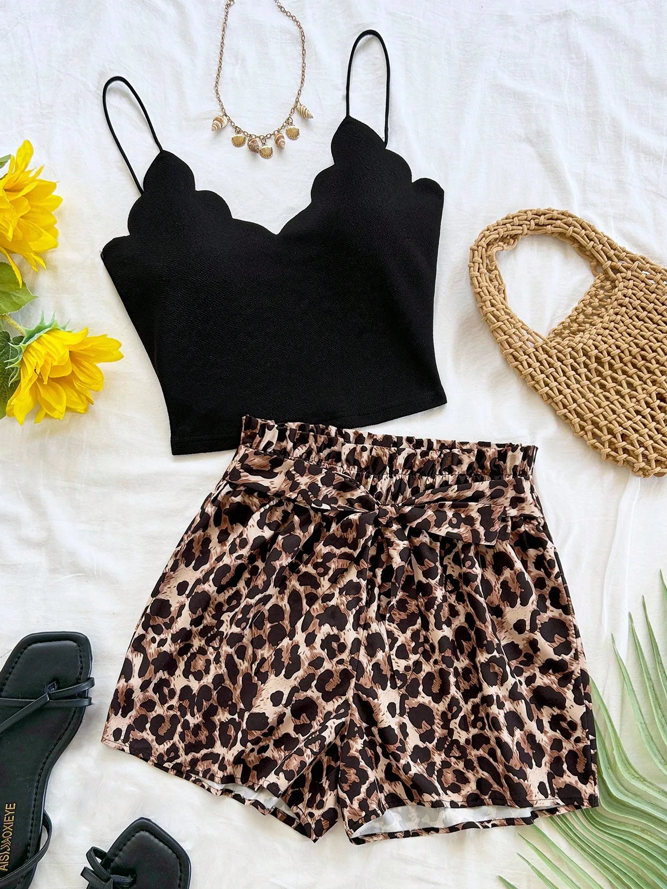 Women's solid color curved hem tank top and leopard print shorts set, leopard print two-piece outfit, summer leopard print suit.
Women's solid color curved hem tank top and leopard print shorts set, leopard print two-piece outfit, summer leopard print suit.