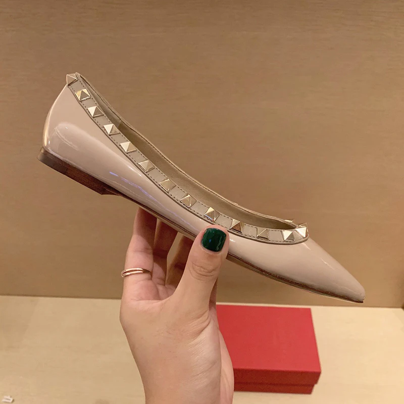 Trendy Fashion Rivets Shallow Black Patent Leather Single Shoes For Women French Style Pointed Flat Bottomed Women's Shoes
Trendy Fashion Rivets Shallow Black Patent Leather Single Shoes For Women French Style Pointed Flat Bottomed Women's Shoes