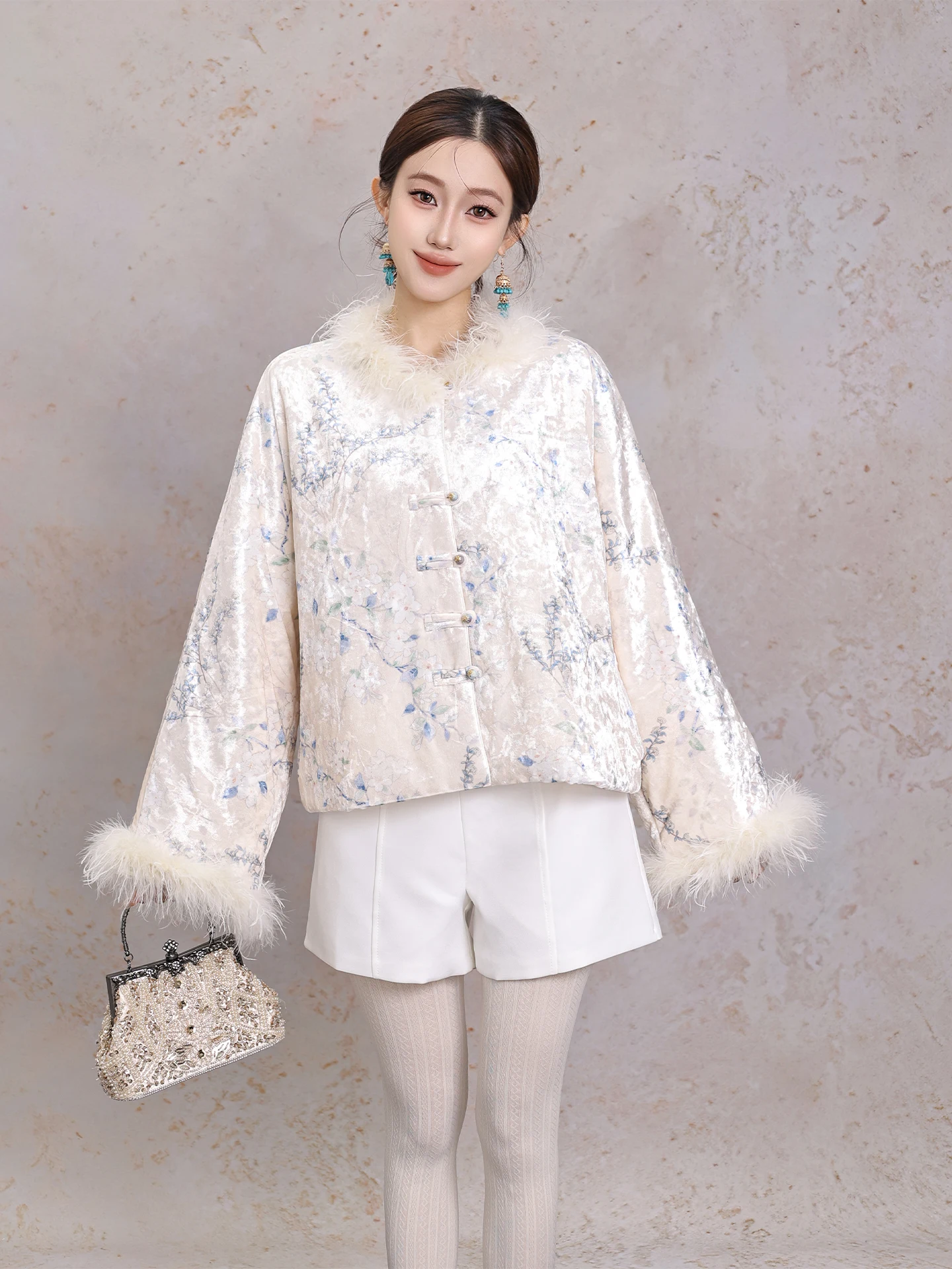 Белое бархатное шерстяное хлопковое пальто с меховым воротником Традиционное китайское пальто свободного кроя Long Sve round Ne на одной пуговице
Белое бархатное шерстяное хлопковое пальто с меховым воротником Традиционное китайское пальто свободного кроя Long Sve round Ne на одной пуговице