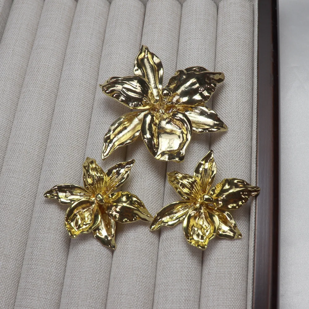 Simple Ins Style Gold Iris Brooch Earrings Set for Women
Simple Ins Style Gold Iris Brooch Earrings Set for Women
