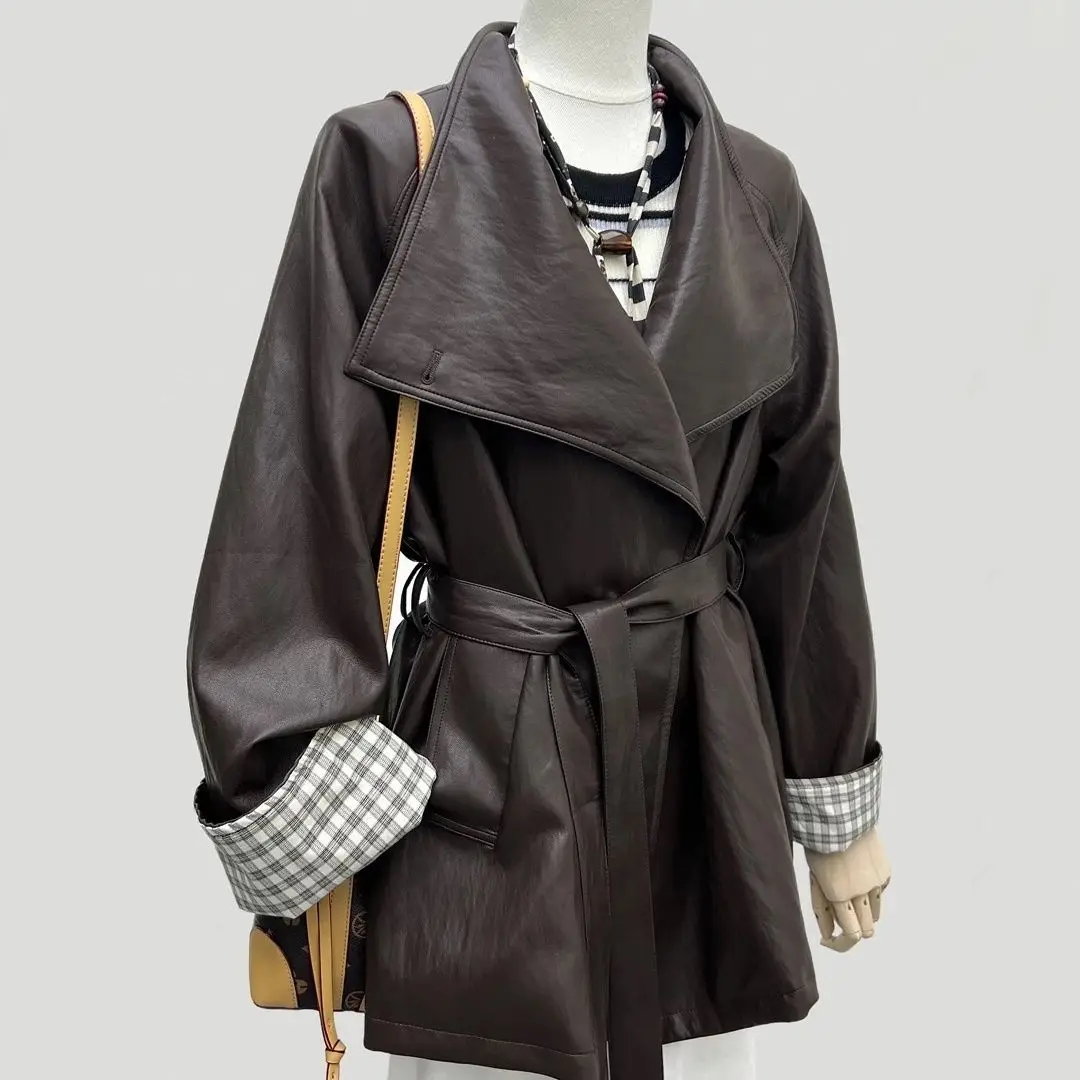 Супер красивая коричневая кожаная куртка для женщин осенью 2023 года, супер горячий и крутой стиль, маленькая и стильная мотоциклетная куртка,
Супер красивая коричневая кожаная куртка для женщин осенью 2023 года, супер горячий и крутой стиль, маленькая и стильная мотоциклетная куртка,