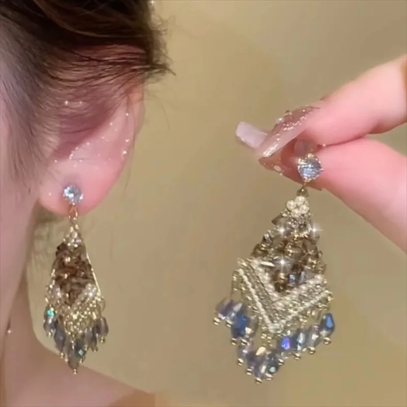 Maillard Vintage Brown Crystal Tassel Earrings Female Bohemian Style Stud Earrings Tide
Maillard Vintage Brown Crystal Tassel Earrings Female Bohemian Style Stud Earrings Tide