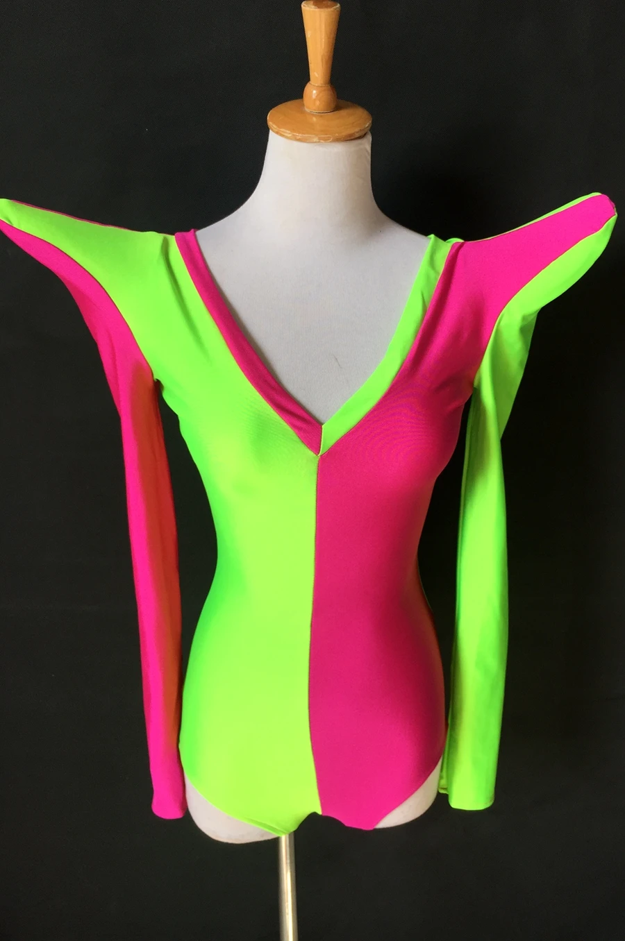 Personality Sexy Shoulder Pad Flying Shoulder High Elastic One-piece With Gloves Nightclub Bar Stage Singer Dance Show Outfits
Personality Sexy Shoulder Pad Flying Shoulder High Elastic One-piece With Gloves Nightclub Bar Stage Singer Dance Show Outfits