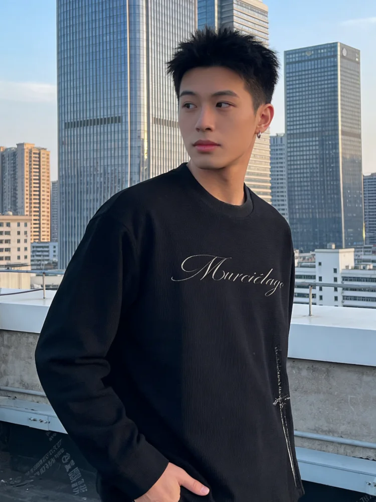 Осенне-зимняя свободная повседневная футболка с длинным рукавом унисекс, ретро-дизайн в темном стиле, персонализированный модный топ
Осенне-зимняя свободная повседневная футболка с длинным рукавом унисекс, ретро-дизайн в темном стиле, персонализированный модный топ