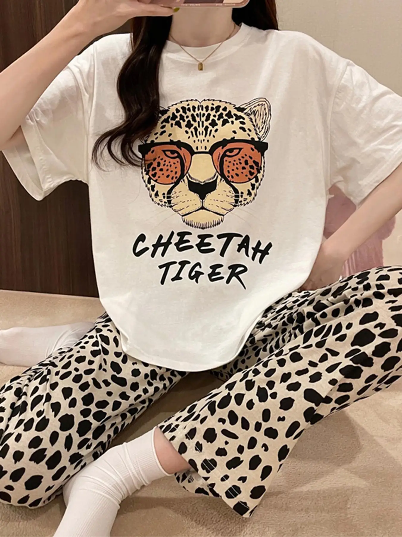 2025 New Arrival Women's Pajama Set, Spring/Summer Leopard Print Lightweight Homewear, Two-Piece Set, Short Sleeve Long Pants
2025 New Arrival Women's Pajama Set, Spring/Summer Leopard Print Lightweight Homewear, Two-Piece Set, Short Sleeve Long Pants