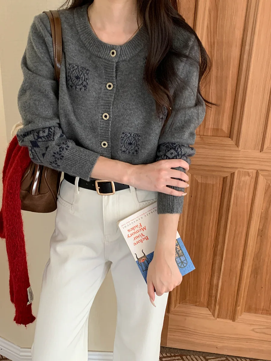 Korobov Korean Fel Island Pattern O Neck Long Sleeve Single Breasted Jacquard Knitted Cardigan
Korobov Korean Fel Island Pattern O Neck Long Sleeve Single Breasted Jacquard Knitted Cardigan