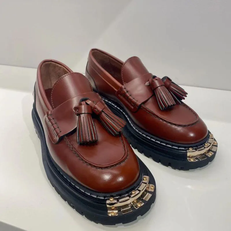Simple classic mid-heel shoes heightening large gold teeth women's shoes decorated with tassels commuter ankle boots leather mot
Simple classic mid-heel shoes heightening large gold teeth women's shoes decorated with tassels commuter ankle boots leather mot