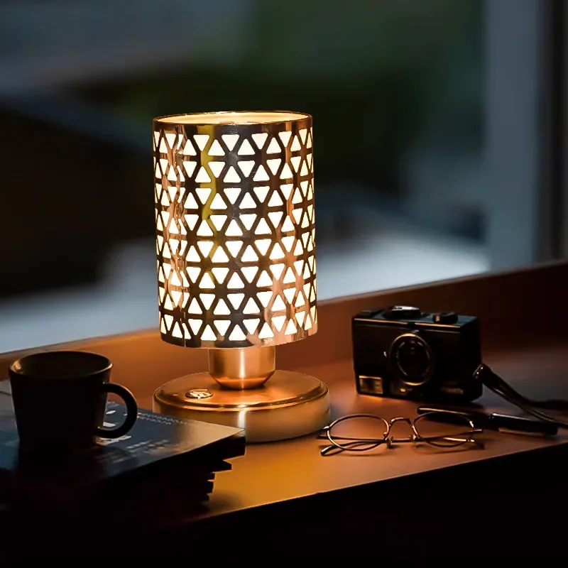 New Vintage Light Luxury Fabric Office LampsBedroom Restaurant Atmosphere Lamps Bedhead Decoration Charging Desk Lights
New Vintage Light Luxury Fabric Office LampsBedroom Restaurant Atmosphere Lamps Bedhead Decoration Charging Desk Lights