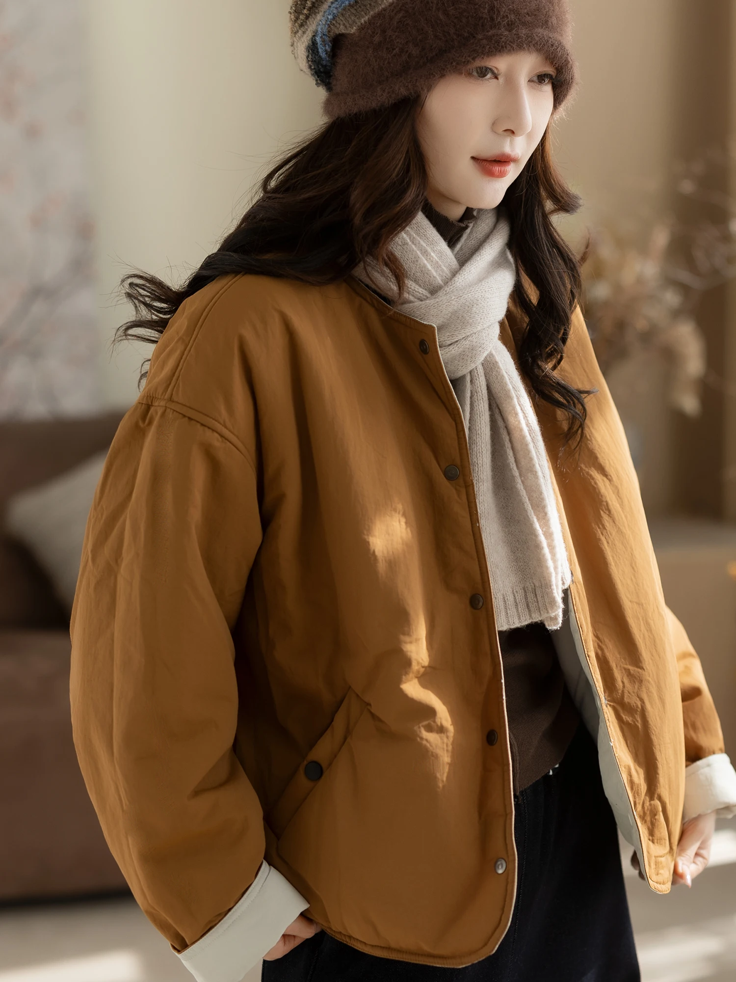 Ретро-куртка Kyu из двустороннего хлопка с круглым вырезом, свободного кроя, универсальный хлопковый топ для женщин, для повседневной носки, утепленная, удлиненная модель.
Ретро-куртка Kyu из двустороннего хлопка с круглым вырезом, свободного кроя, универсальный хлопковый топ для женщин, для повседневной носки, утепленная, удлиненная модель.