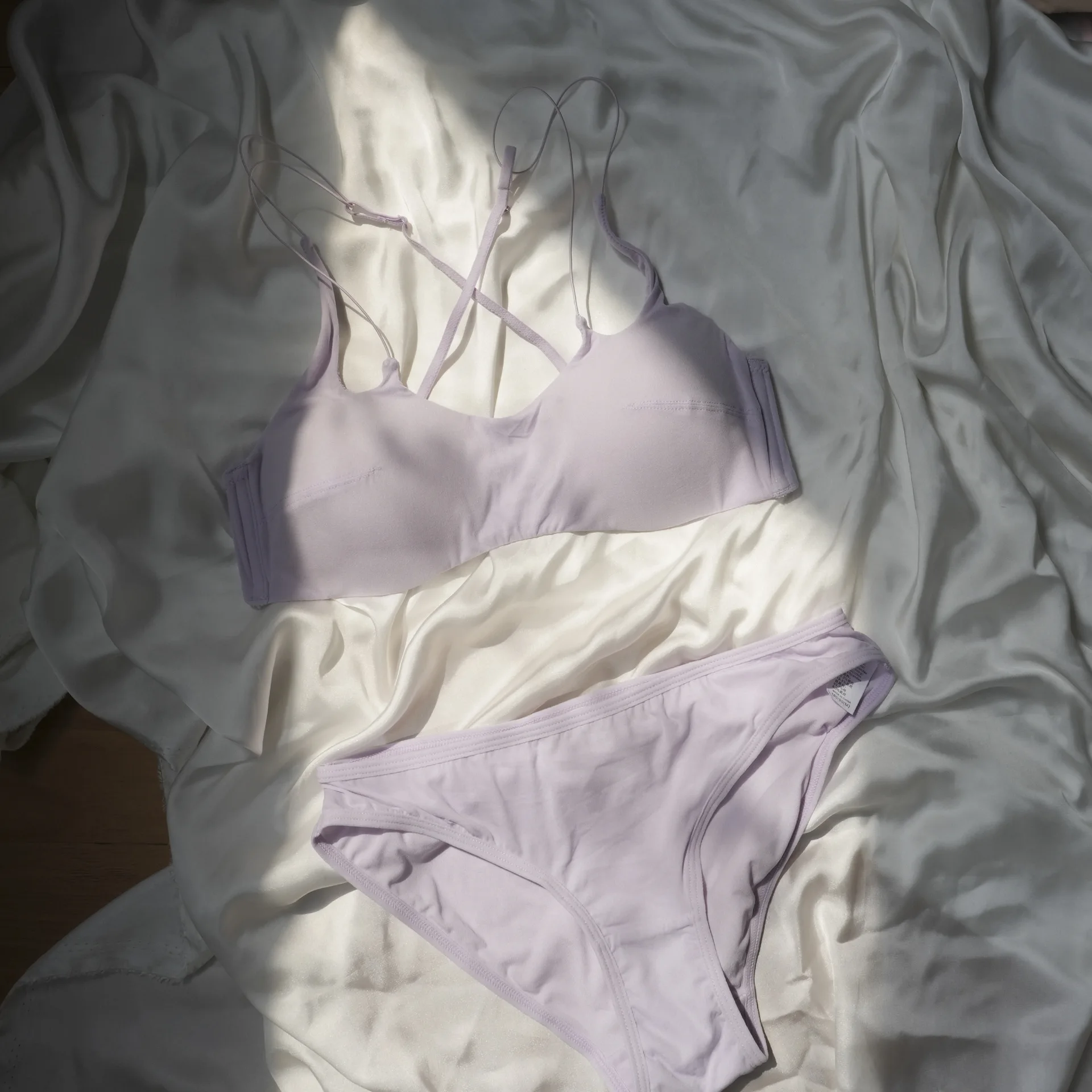 Thin and sexy lingerie with thin shoulder straps underwear large chest women bra no underwire ladies bra with briefs suit
Thin and sexy lingerie with thin shoulder straps underwear large chest women bra no underwire ladies bra with briefs suit